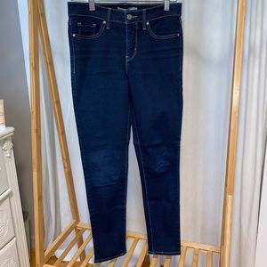 Levi’s 311 Shaping Skinny Jeans in Dark Wash - Size 27/32